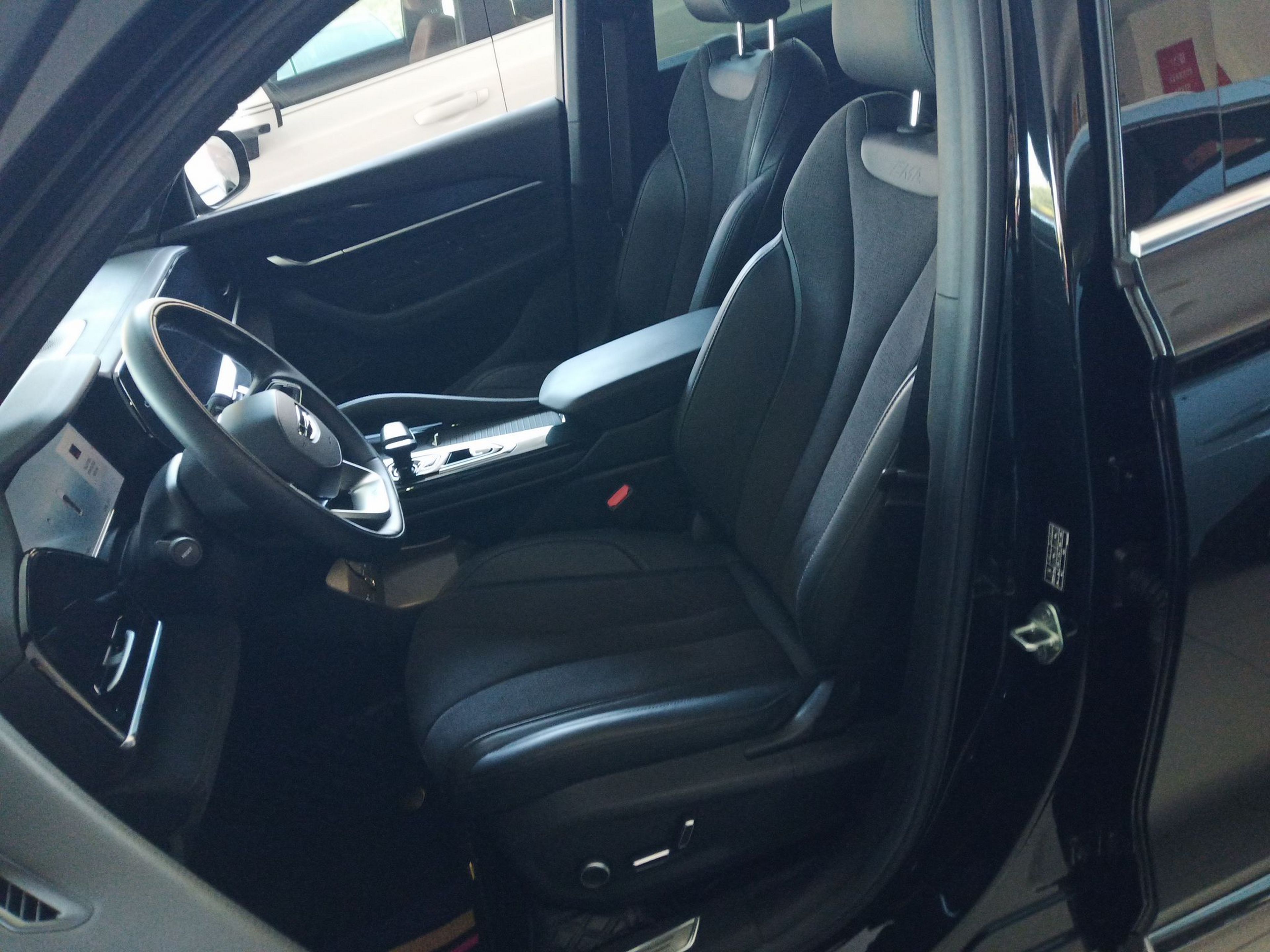 Переднее сиденье в автомобиле