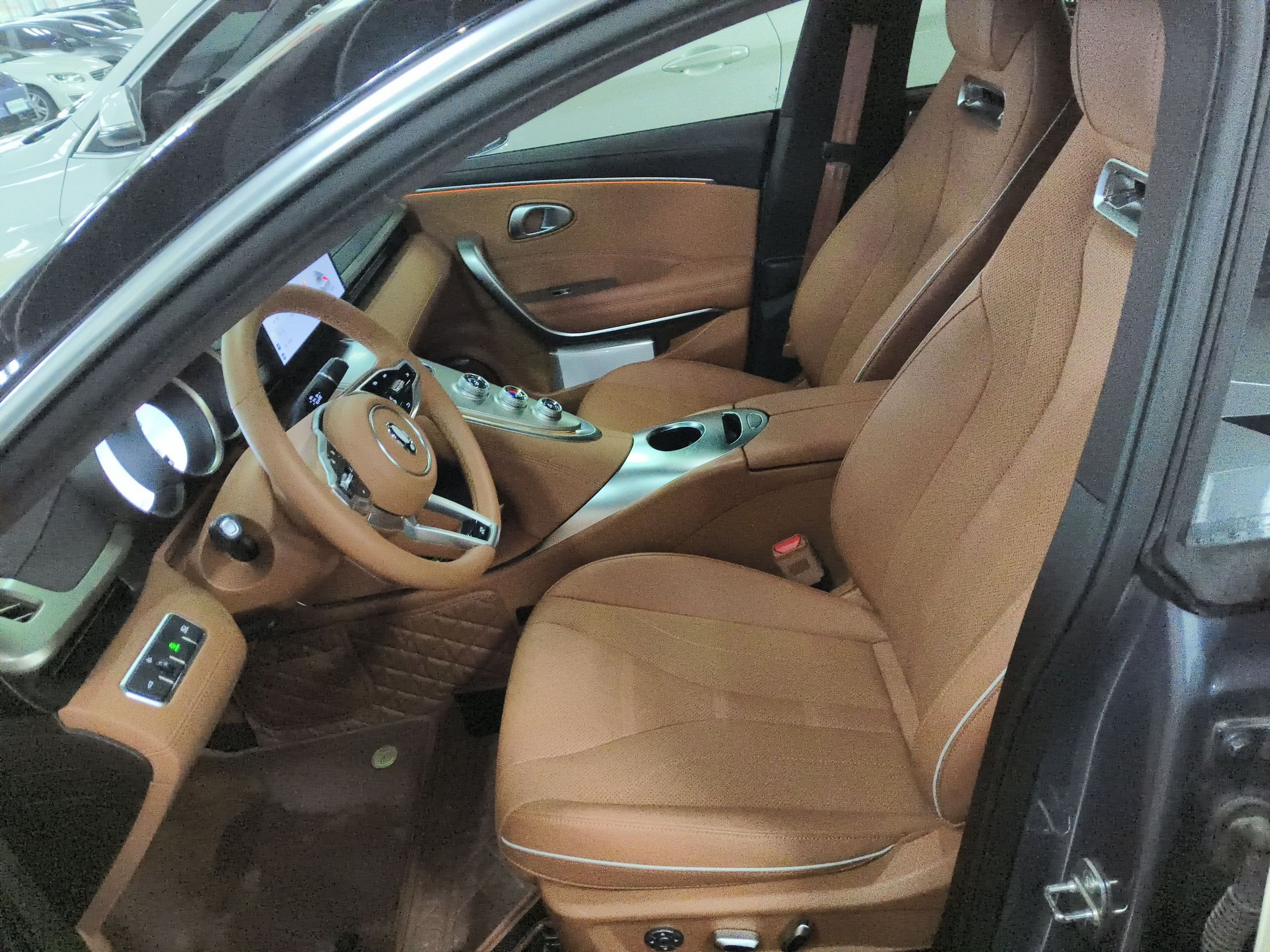 Переднее сиденье в автомобиле