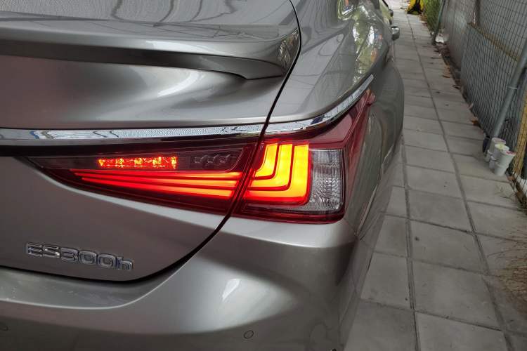 Used Lexus ES 2020 300h Premium Edition
