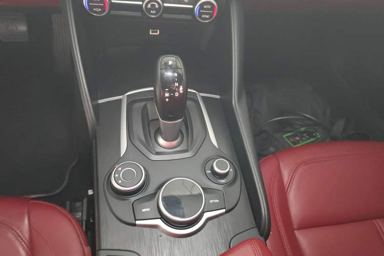 Used Alfa Romeo Giulia 2017 2.0T 200HP Luxury Edition
