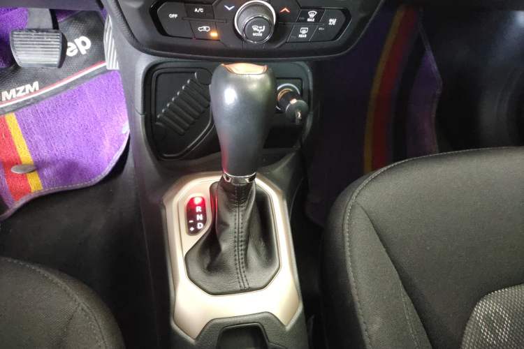 Used  Renegade 2018 Connected Large Screen Version 180T Automatic High-Energy Edition
