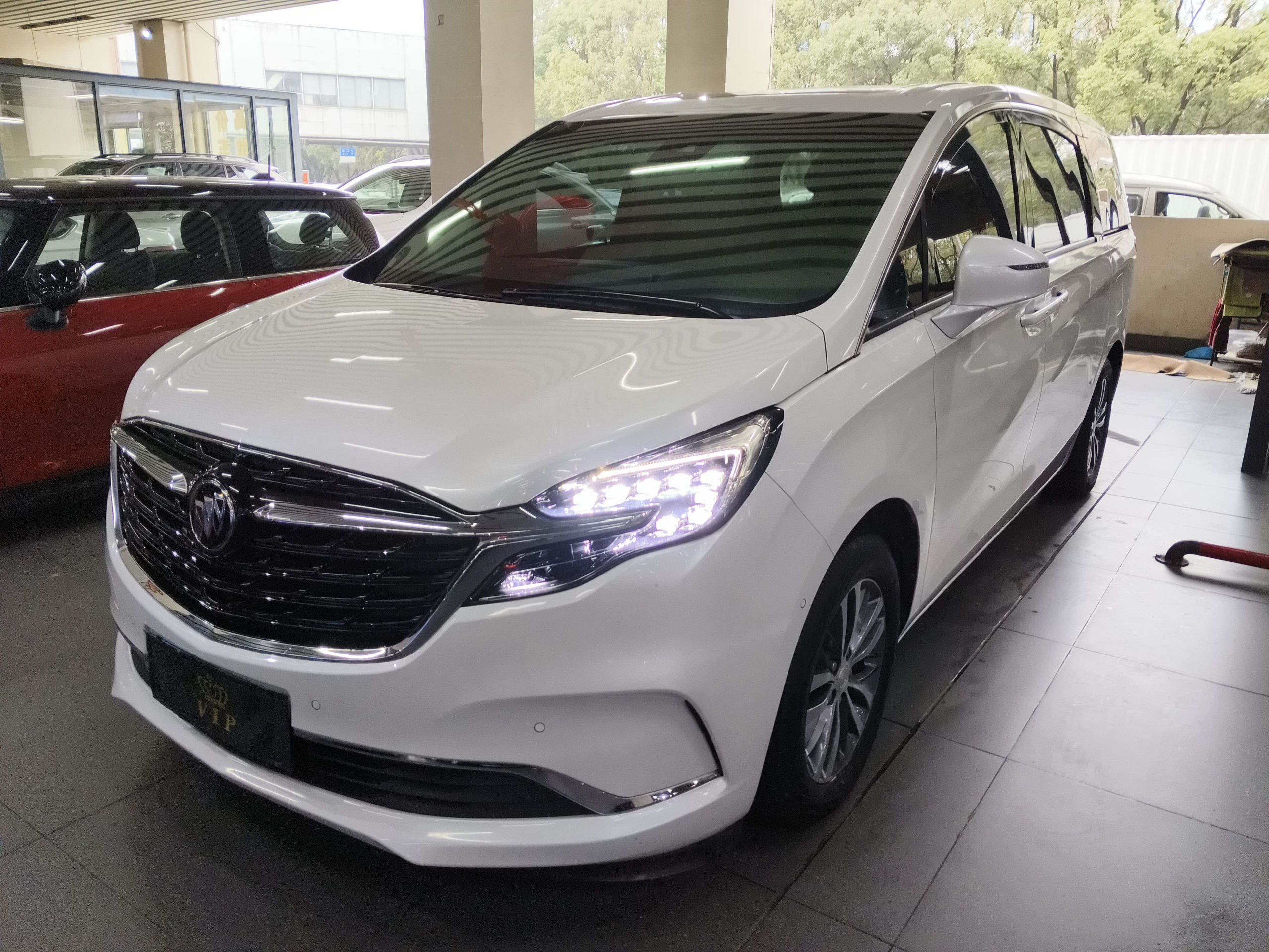 تحت مقدمة السيارة