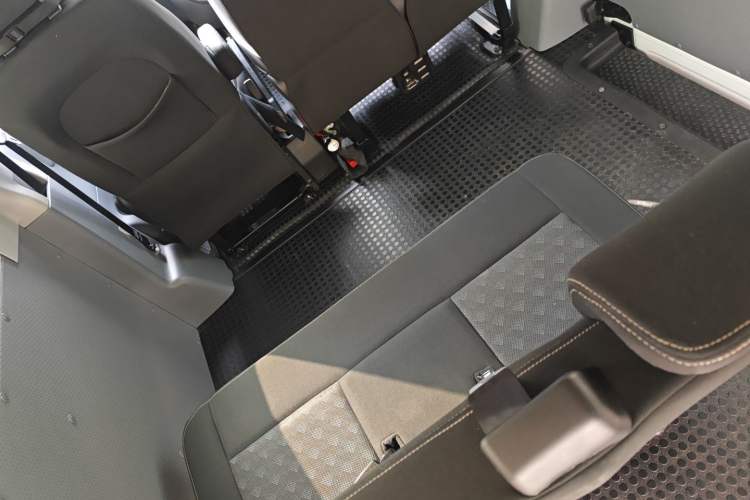 Used SAIC MAXUS Xintu V80 2023 2.0T AMT Classic Aoyuntong Short Wheelbase Ultra-Low Roof 5/6-Seater