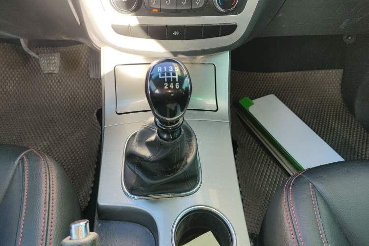 Used  T6 2020 2.0T Diesel Two-Wheel-Drive Elite Version Long Wheelbase China VI Emission Standard HFC4DB2-2E
