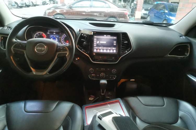 Used  Cherokee 2019 2.0T Two-Wheel Drive Smart Enjoyment Version China VI
