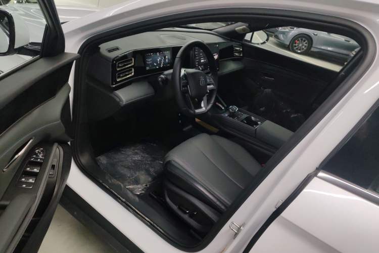 Used BYD Qin L 2025 DM-i Smart Drive 120KM Superior Model
