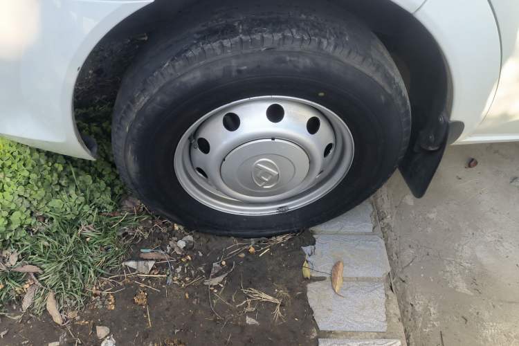 Used SAIC MAXUS Xintu V80 2024 Aotong Value Edition 6MT Long-Wheelbase Mid-Roof Model with 127 Ps Available in 6/7/8/9-Seater Configurations
