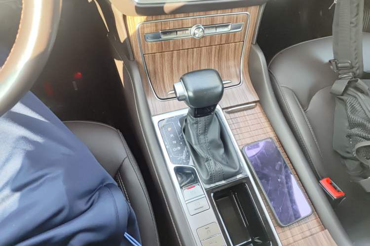 Used Roewe RX8 2019 30T Smart Connectivity Two-Wheel Drive Supreme Flagship Edition
