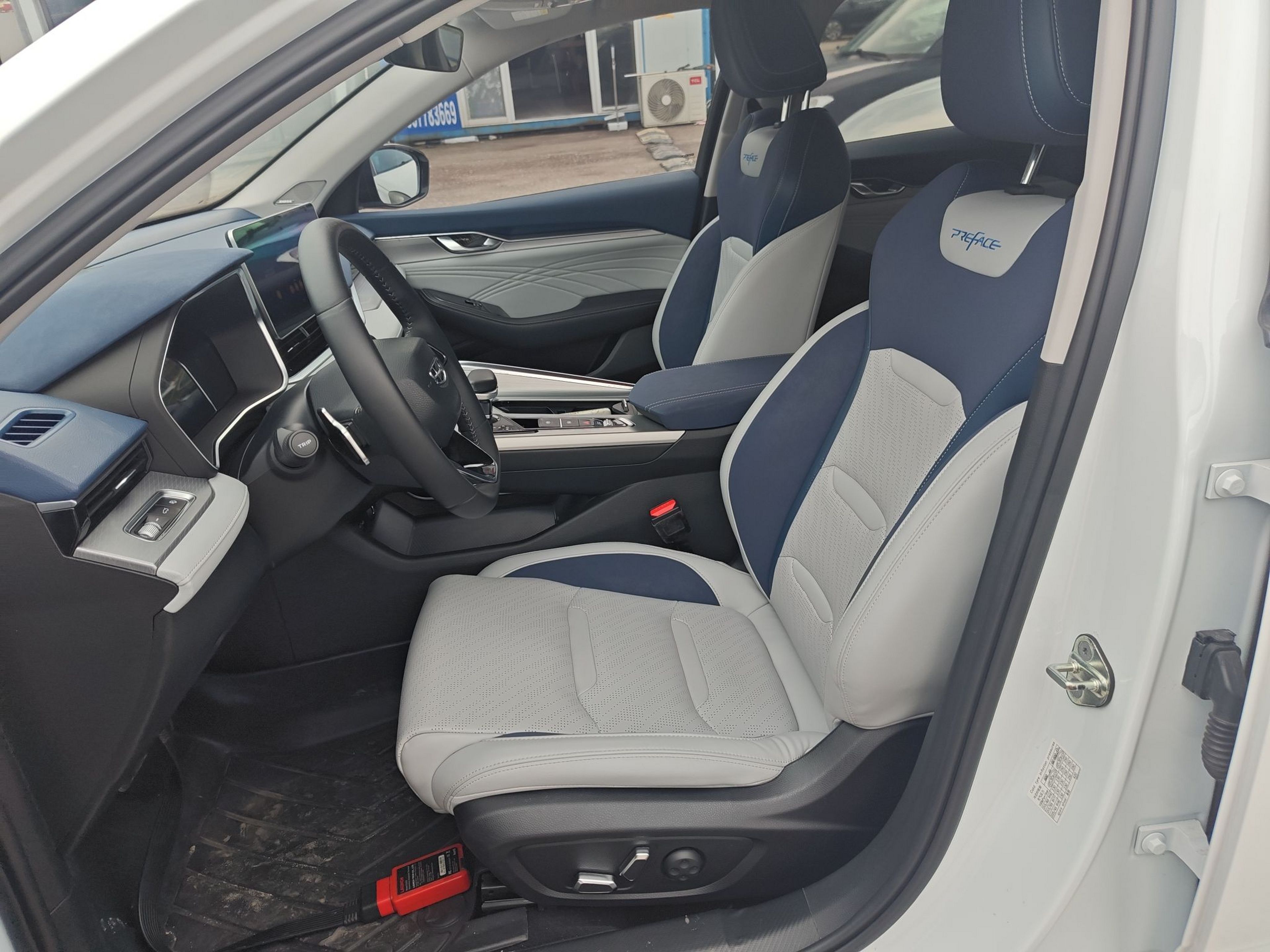 Переднее сиденье в автомобиле