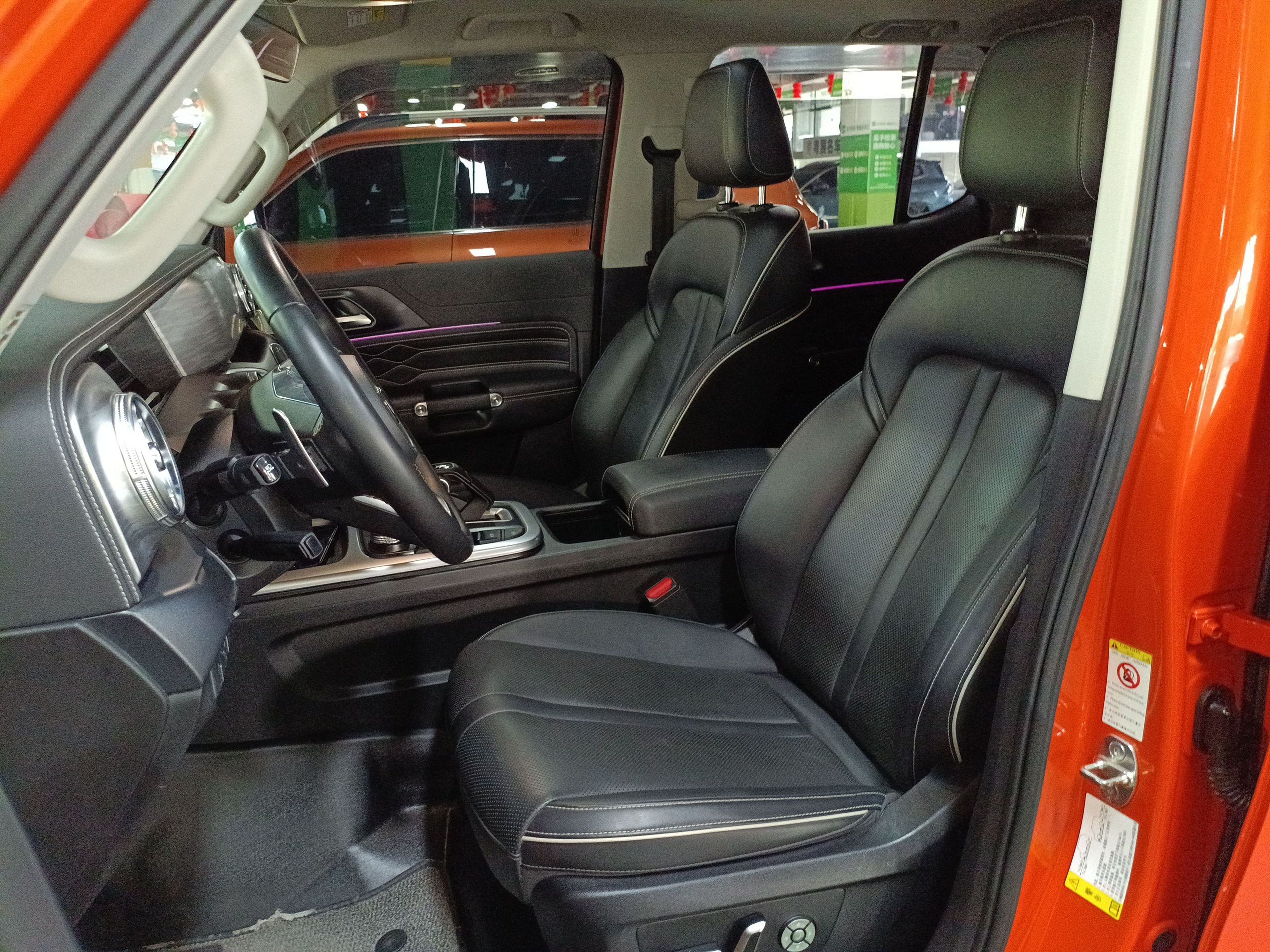 المقاعد الأمامية داخل السيارة