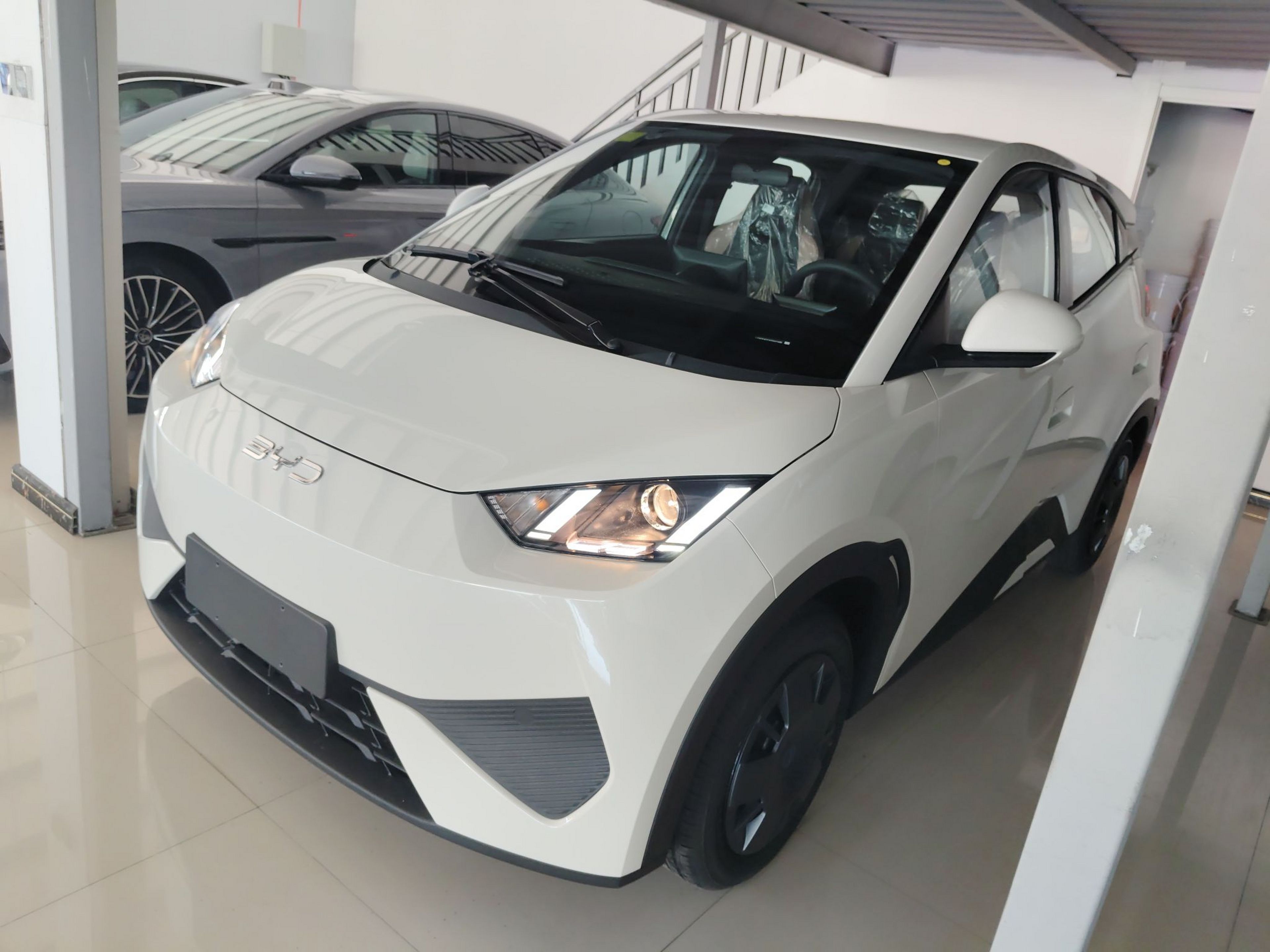 Под передней частью автомобиля