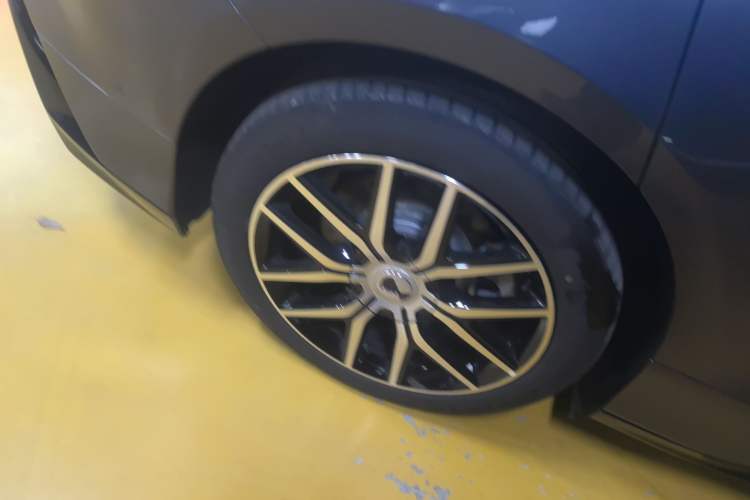 Used Denza Z9 2024 1100 km Four-Wheel Drive Max Version
