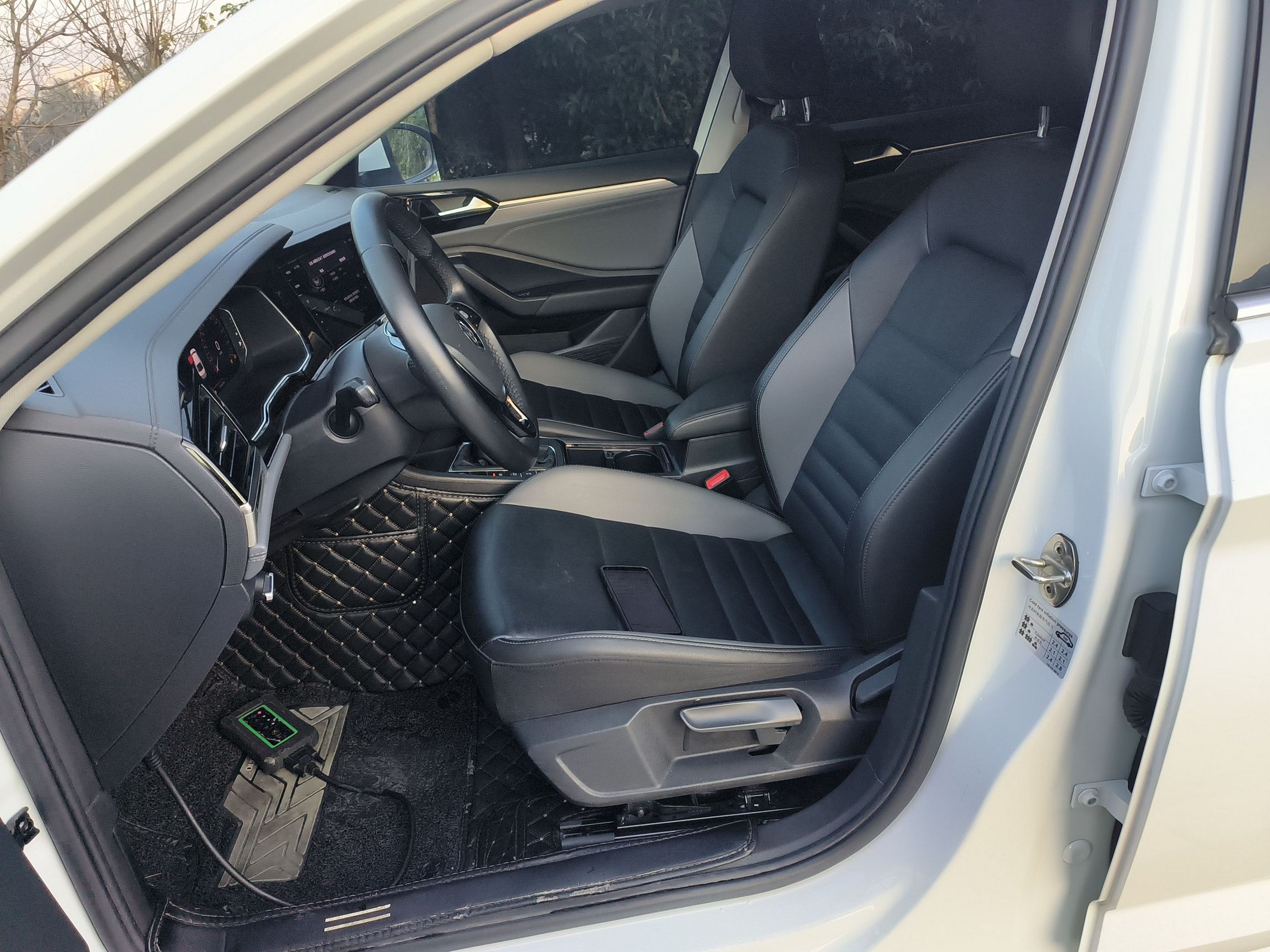 Переднее сиденье в автомобиле