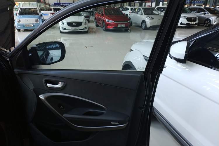 Used Hyundai Santa Fe 2013 2.4L Automatic Two-Wheel Drive Smart Version