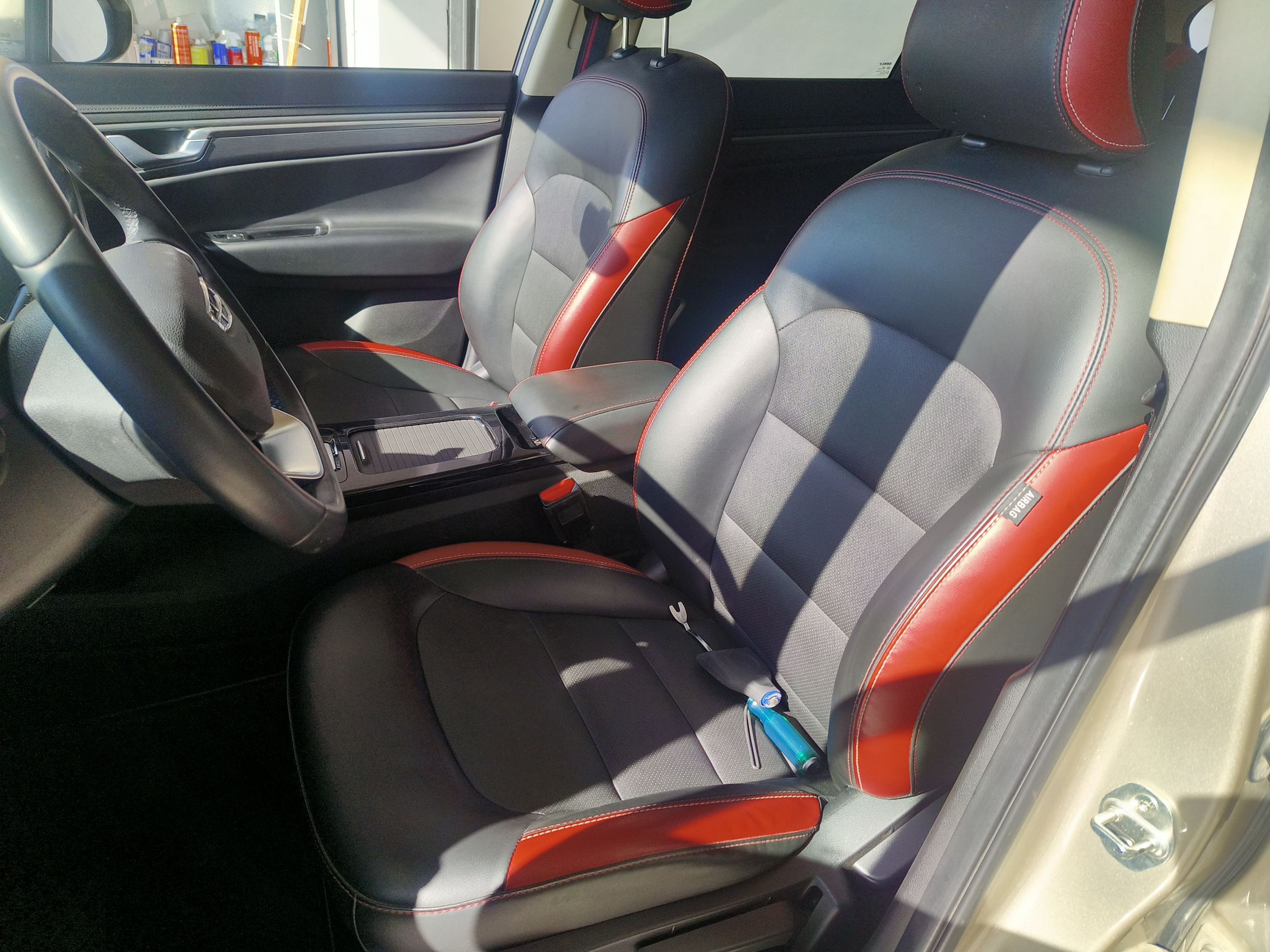 Переднее сиденье в автомобиле