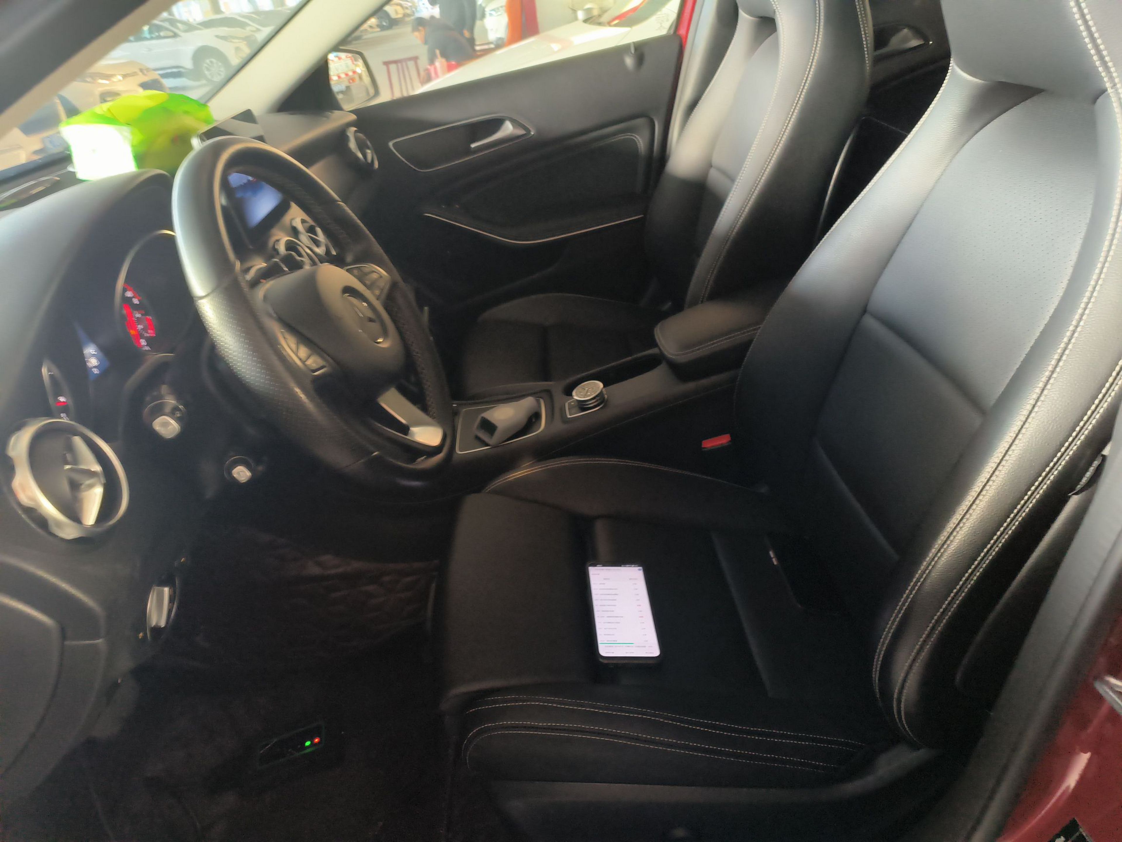 المقاعد الأمامية داخل السيارة