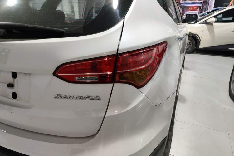 Used Hyundai Santa Fe 2015 2.4L Automatic Two-Wheel Drive Smart Version 5 Seats
