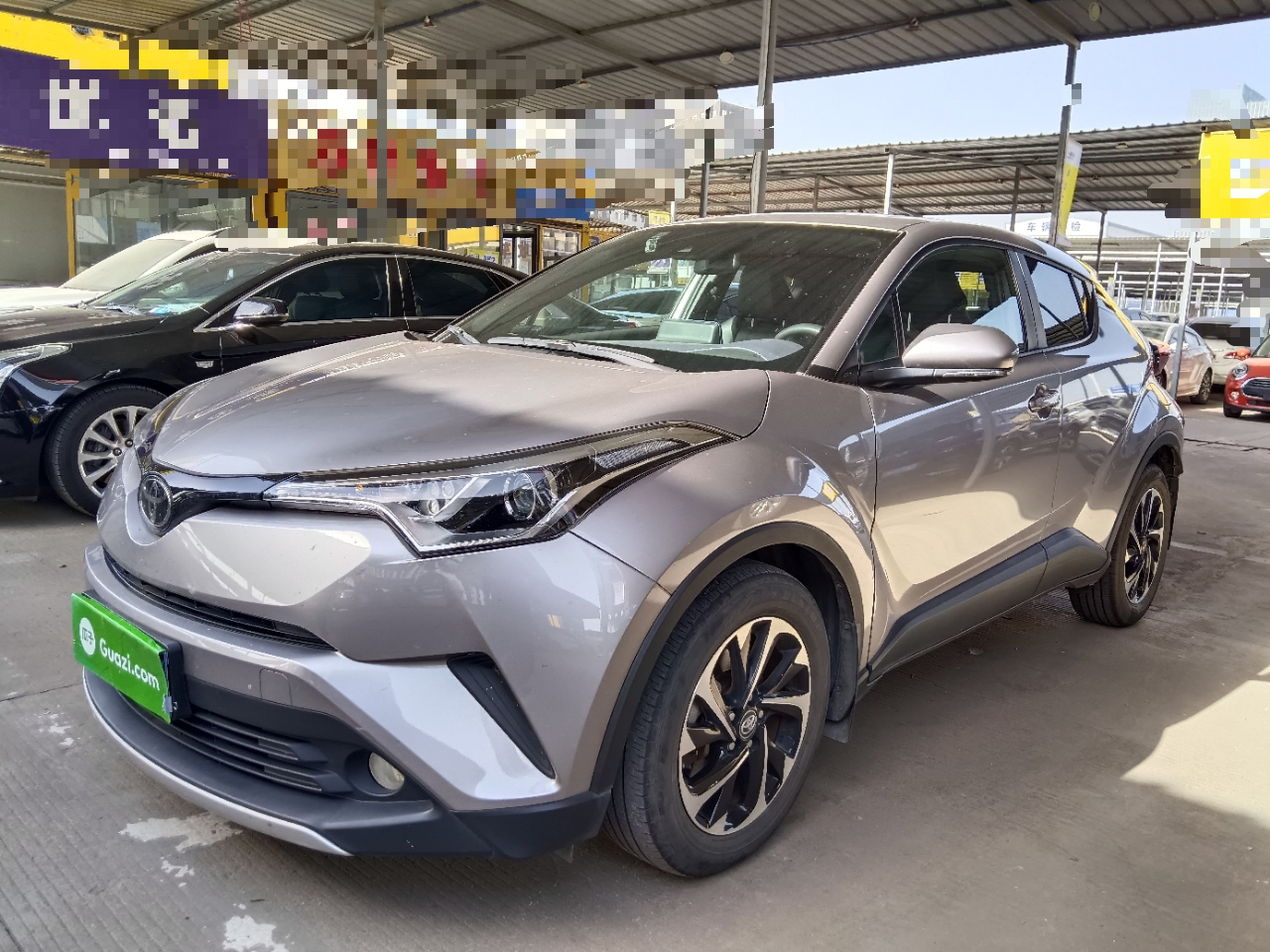 تحت مقدمة السيارة