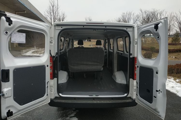 Used Wuling Yangguang 2024 300KM Comfort Version Passenger Van 75kW