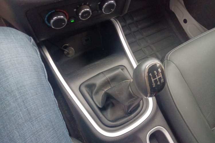 Used Jinbei Gold Hiace M Classic 2022 1.5L Travel Lion Passenger Van 6 Seats
