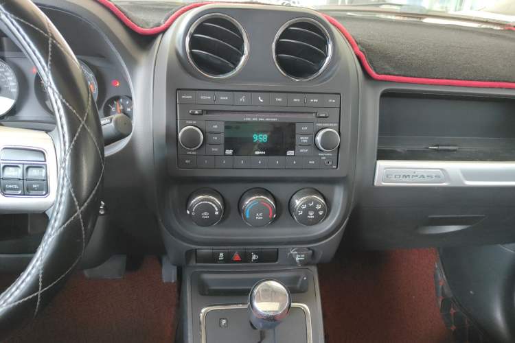 Used  Compass 2015 2.0L two-wheel drive sport version