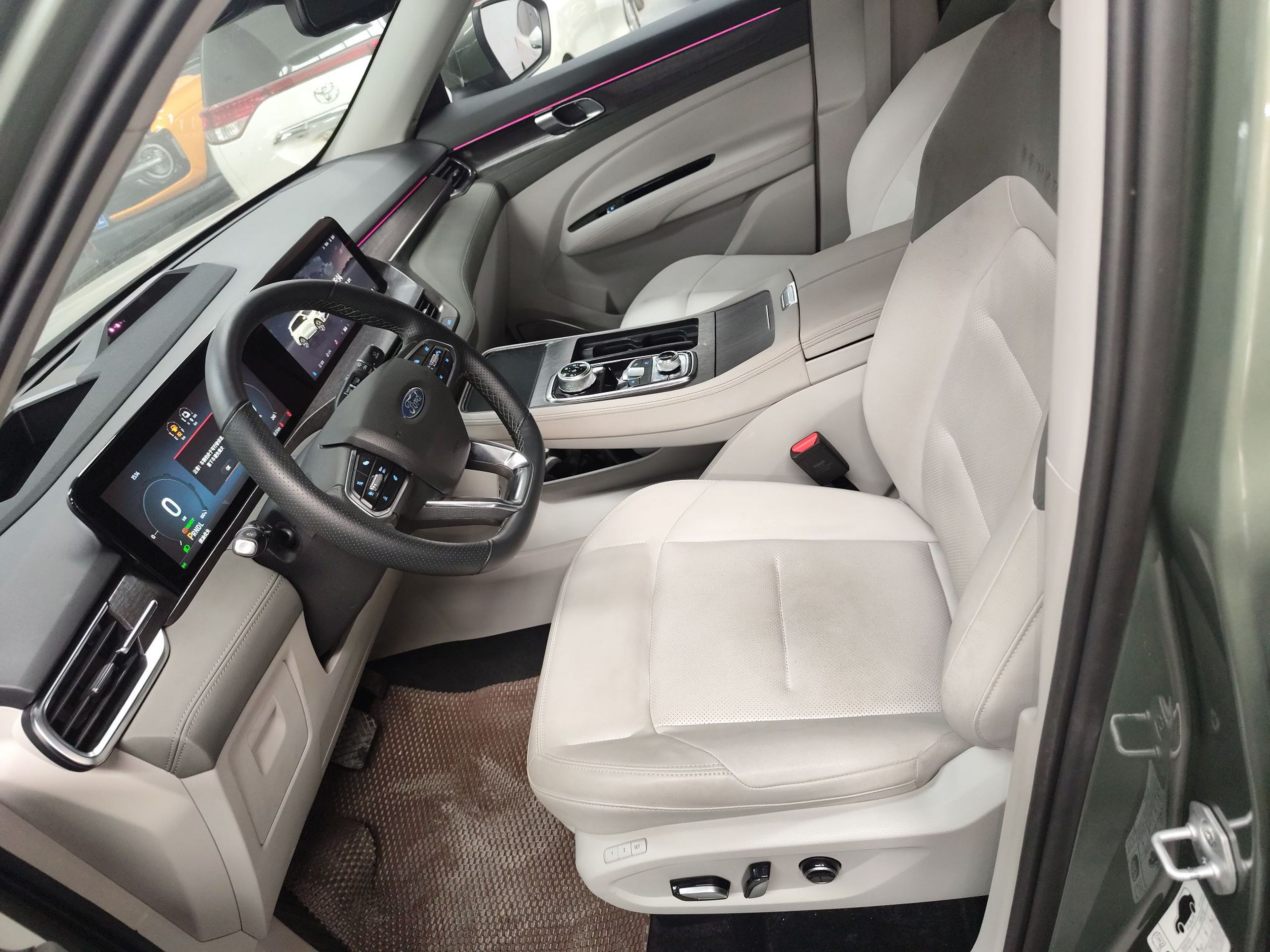 المقاعد الأمامية داخل السيارة