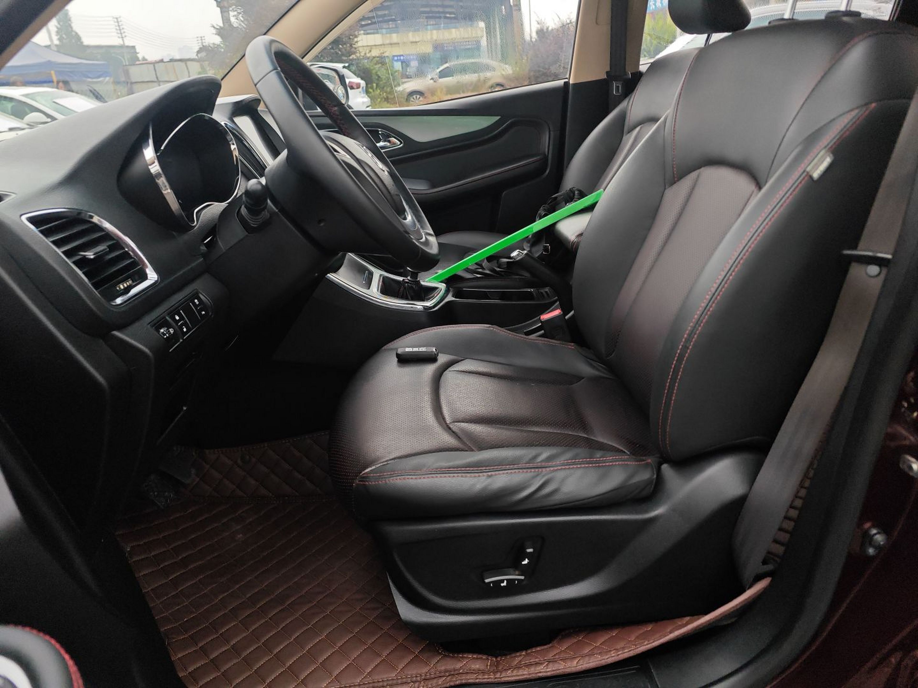 Переднее сиденье в автомобиле