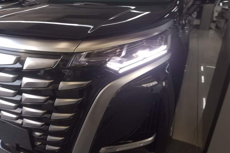 Used Denza D9 2023 DM-i 945 Business Edition
