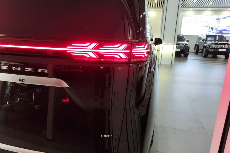 Used Denza D9 2024 DM-i 1050 Luxury Model