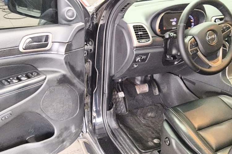 Used  Grand Cherokee (Import) 2015 3.0L Comfort Navigation Edition
