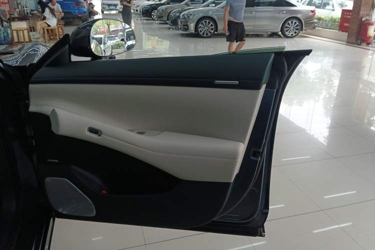 Used  YU7 2025 Ultra-Long Range High-Performance All-Wheel-Drive Max Edition
