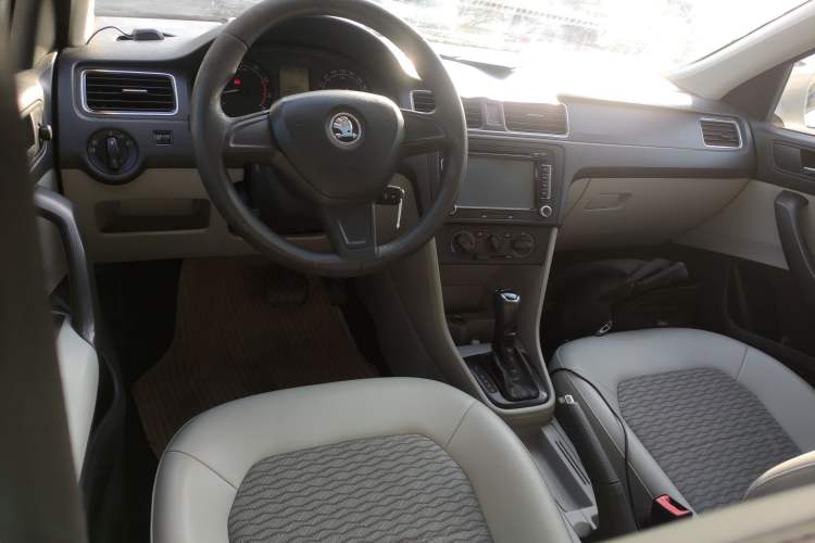 Used Skoda Rapid 2015 1.6L Automatic Smart Selection Model
