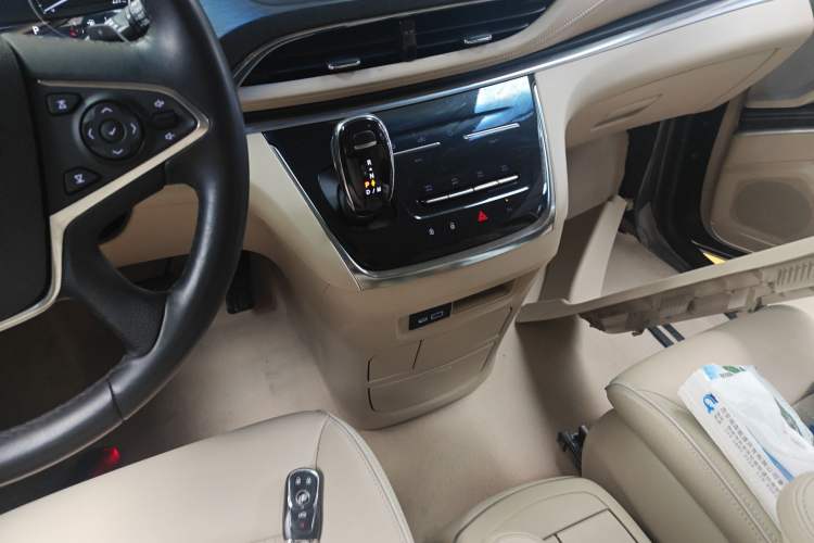 Used Buick GL8 2023 Facelifted Land Cruiser Executive Luxury Version