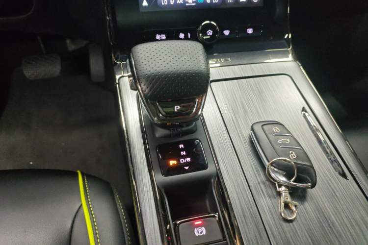 Used Roewe RX5 2023 PLUS 330TGI Automatic Trendsetting Smart Edition
