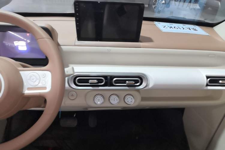 Used Wuling Hongguang MINIEV 2024 3rd Generation 215km Advanced Version
