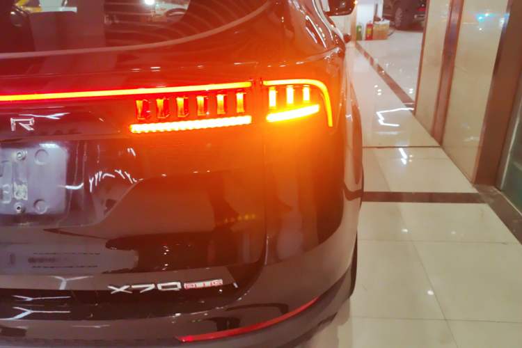 Used JETOUR X70 PLUS 2023 1.6T DCT Stronger 5-Seater
