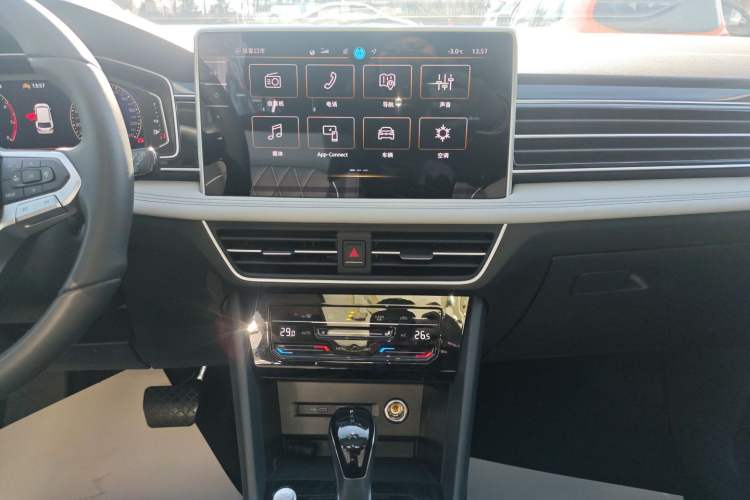 Used Volkswagen Tiguan L 2025 Model, Outstanding Version, 300TSI Automatic Two-Wheel Drive Longteng Edition