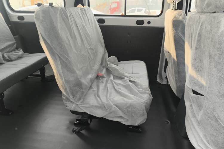 Used Wuling Yangguang 2024 300KM Comfort Version Passenger Van 75kW
