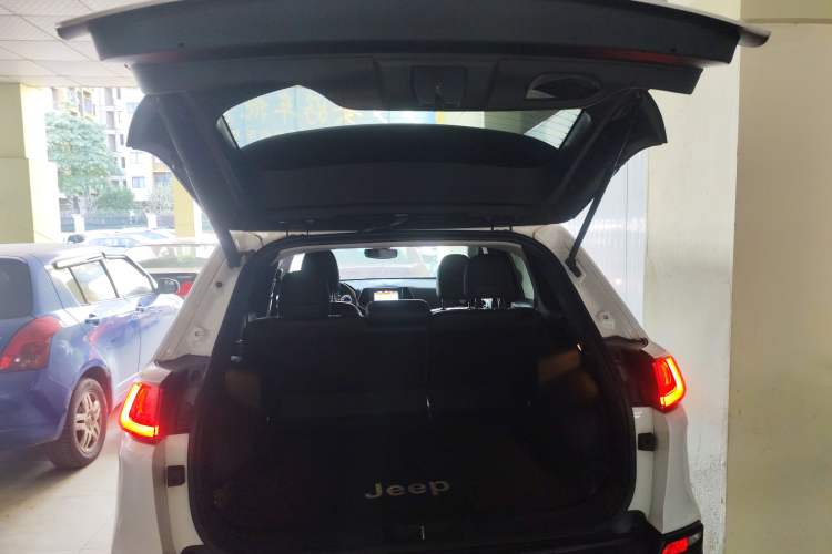 Used  Cherokee 2019 2.0T Four-Wheel Drive Explorer Edition China V
