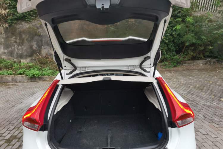 Used Volvo V40 2015 1.6T Zhiyi Edition