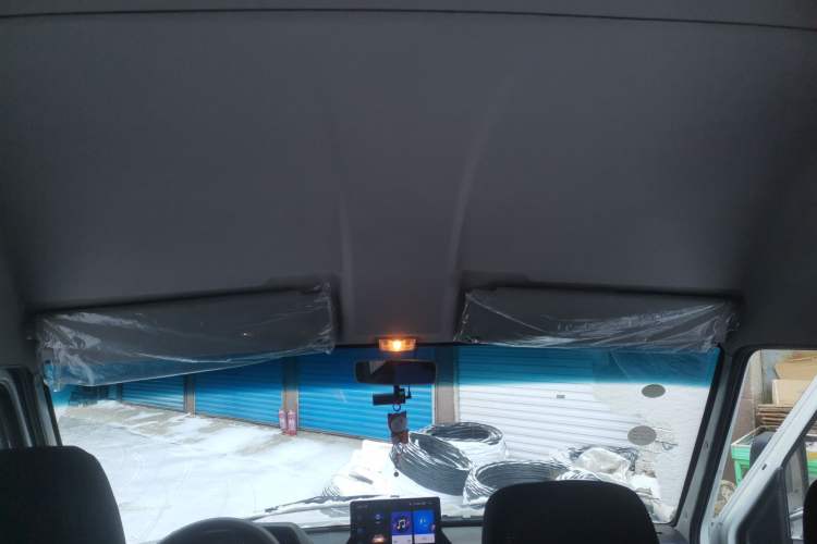 Used Iveco Daily 2023 2.5T A35M1 Multi-Purpose Passenger Vehicle Short Wheelbase Mid-Roof Design Dual Side Sliding Doors Automatic Transmission
