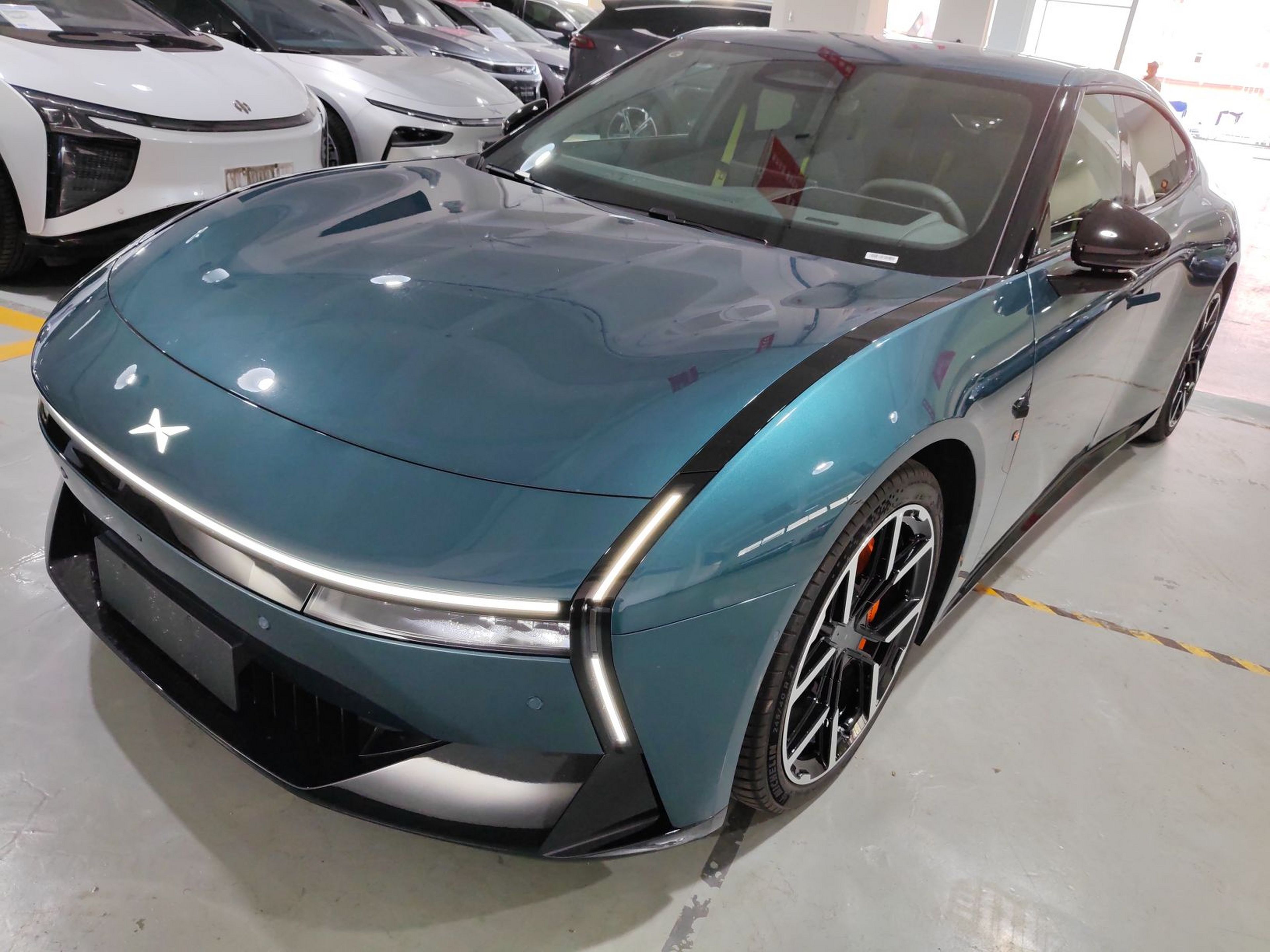 تحت مقدمة السيارة