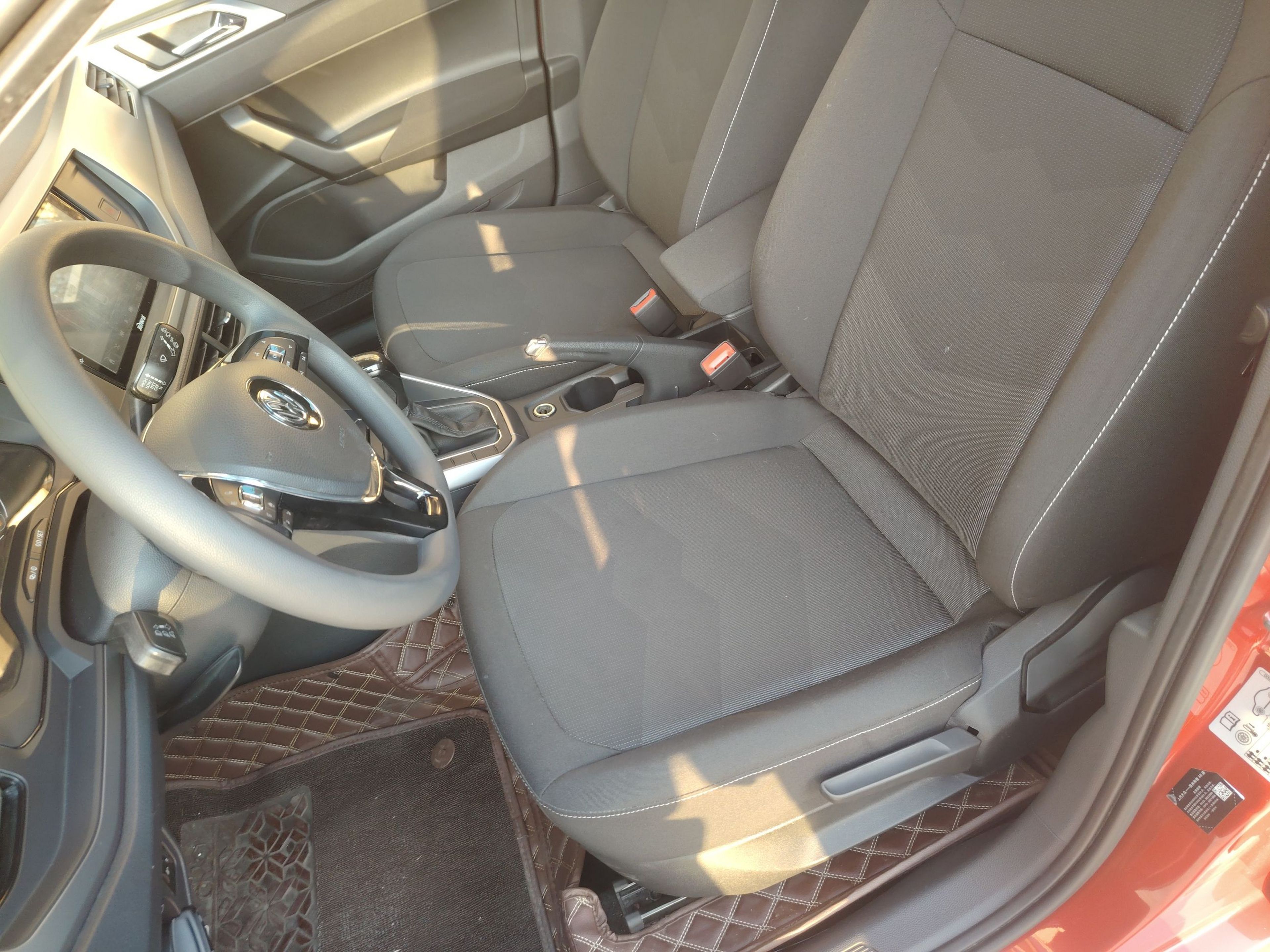 المقاعد الأمامية داخل السيارة