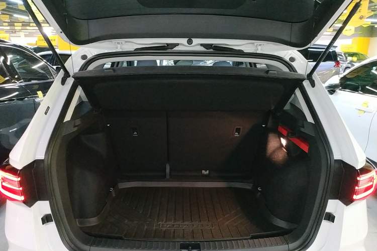 Used Volkswagen Tharu 2023 300TSI Two-Wheel-Drive Moonlight Edition
