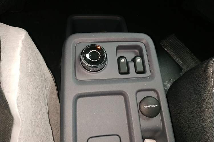 Used Wuling Yangguang 2024 300KM Comfort Version Passenger Van 75kW
