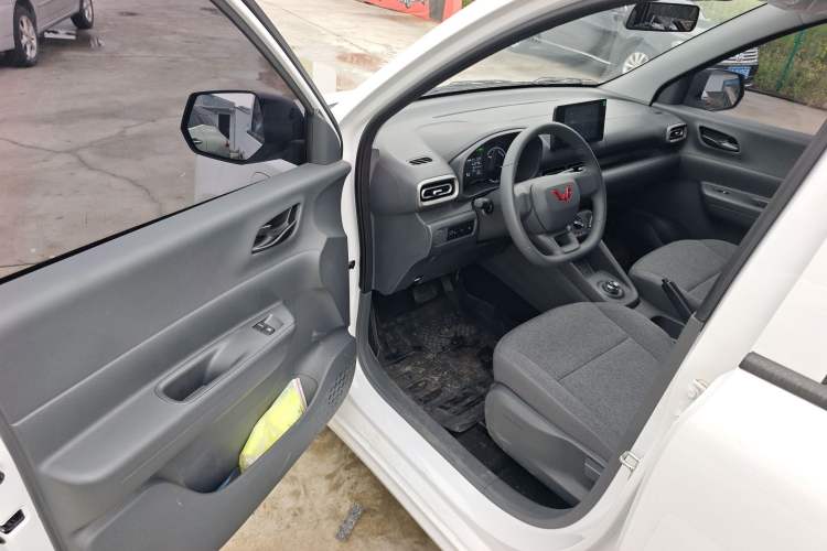 Used Wuling Hongguang New Energy 2024 All-Electric Model 300KM Standard Version
