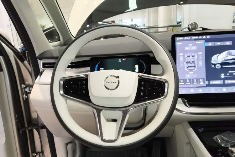 Used Volvo EM90 2025 Ultra Six-Seater