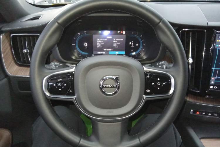 Used Volvo XC60 2024 B5 4x4 Smart Luxury Edition