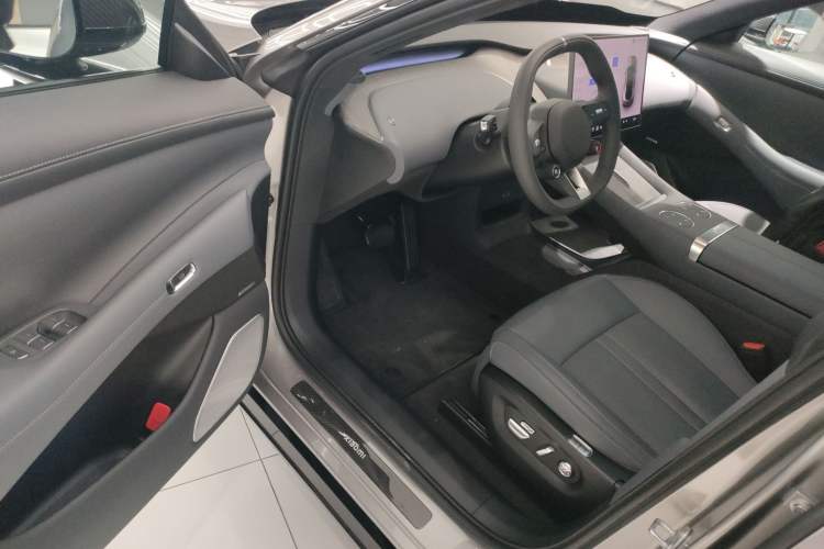 Used  YU7 2025 Ultra-Long Range High-Performance All-Wheel-Drive Max Edition