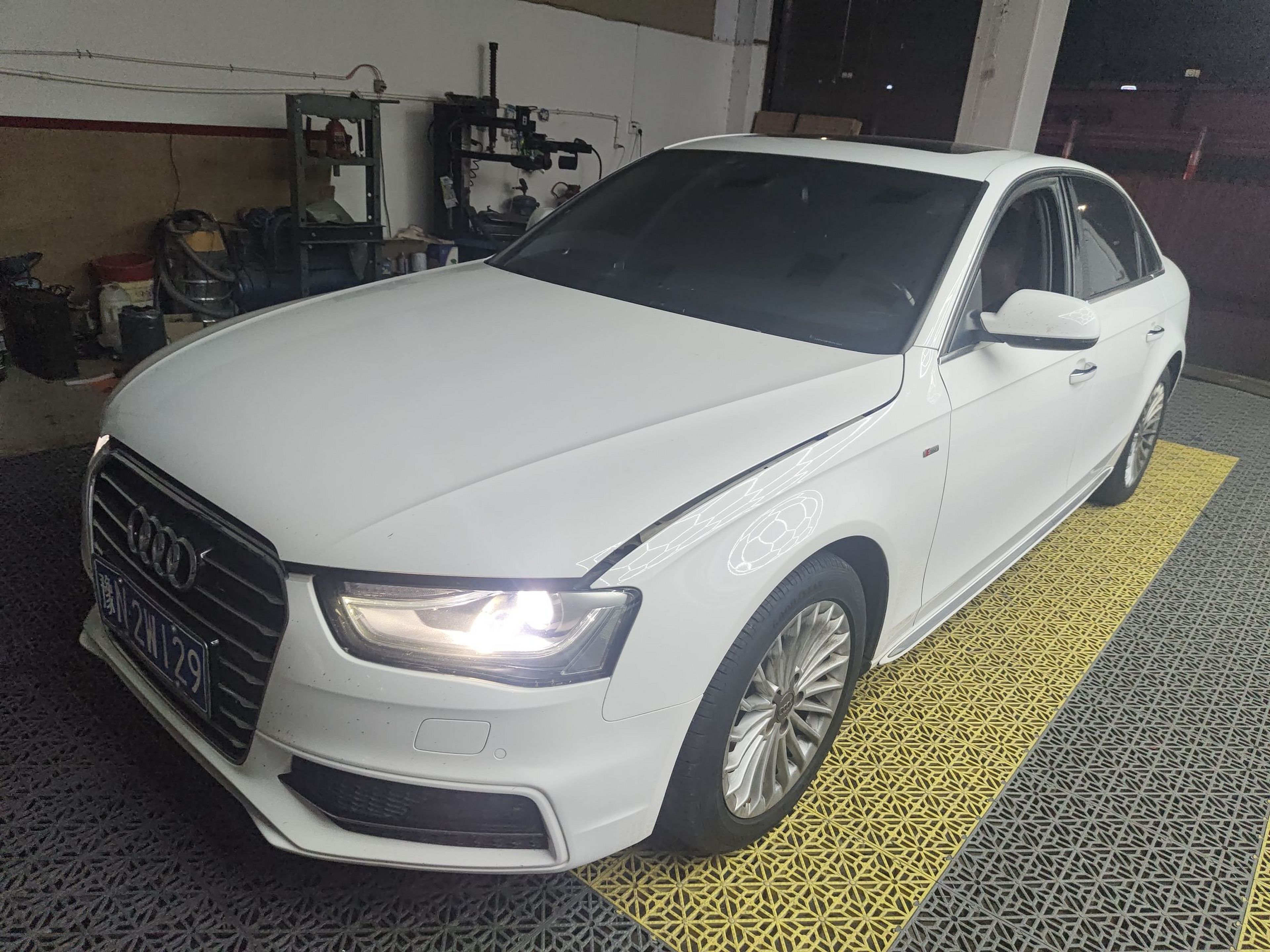 تحت مقدمة السيارة